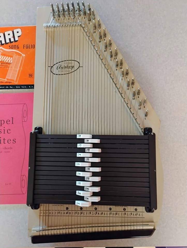 Vintage Silvertone Autoharp by Oscar Schmidt 1960's 15 chord 36 string.