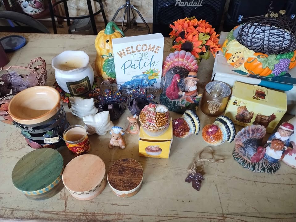 Lot of Thanksgiving/Harvest Decor S3