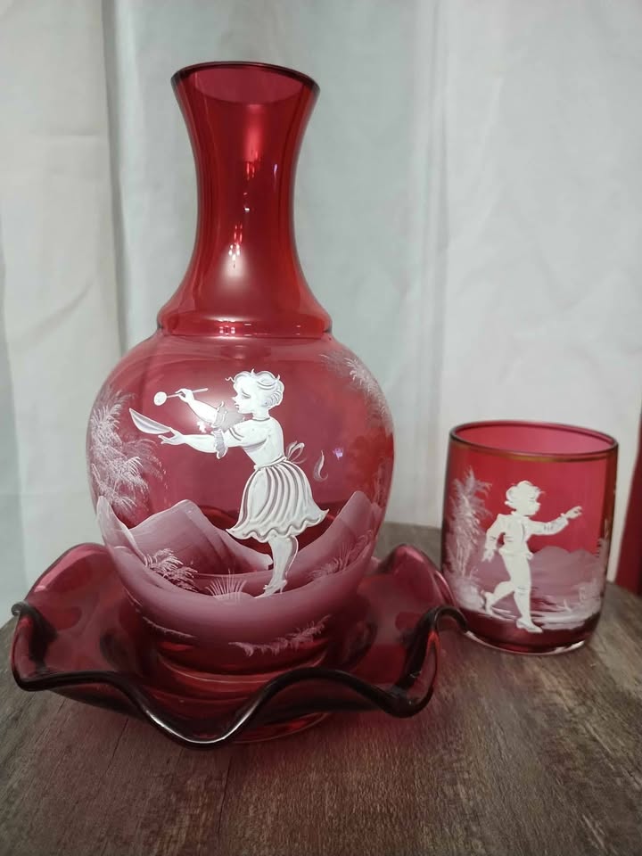 3pc Cranberry Glass Decanter Set T5S1