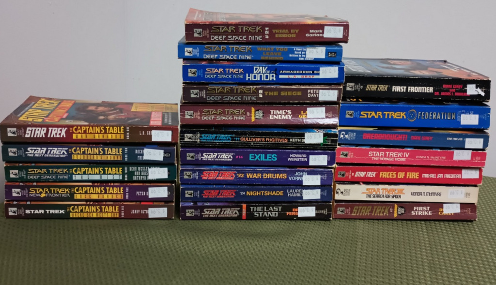 Lot of 22 Star Trek Books: Deep Space 9, Captain's Table, The Next Generation S2